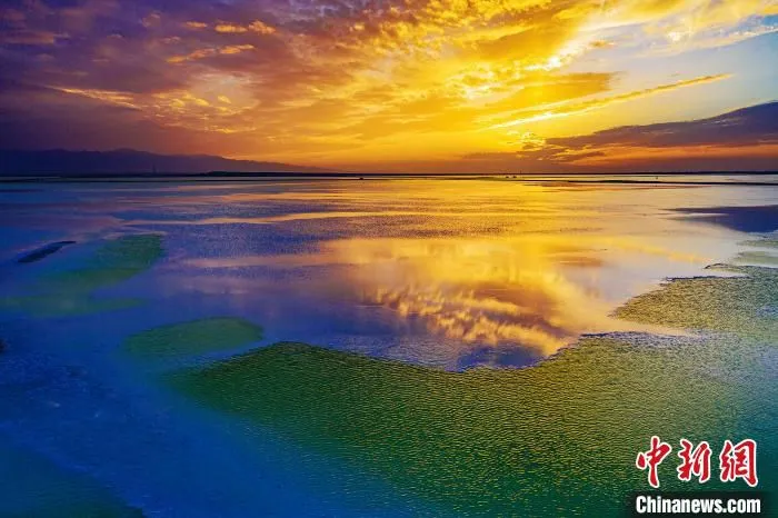 图为茫崖翡翠湖美景。　黄冬 摄