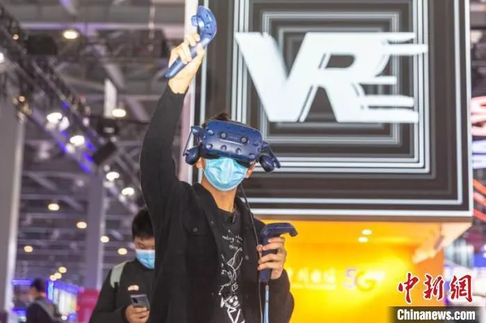 图为在2020VR/AR产品和应用展览会上，民众体验VR设备。(资料图) 刘力鑫 　摄