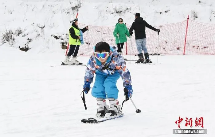 资料图：1月4日，四川省茂县九鼎山太子岭滑雪场，游客体验滑雪运动。 中新社记者 安源 摄
