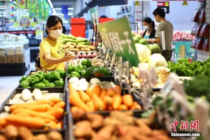 7月27日，江苏省南京市，市民在新街口沃尔玛超市生鲜果蔬区选购。针对突发的新冠肺炎疫情，南京市商务局日前启动生活必需品市场供应每日监测。监测情况显示，目前南京商超货源充足，猪肉、鸡蛋、蔬菜、粮油、水产品等供应平稳。 中新社记者 泱波 摄