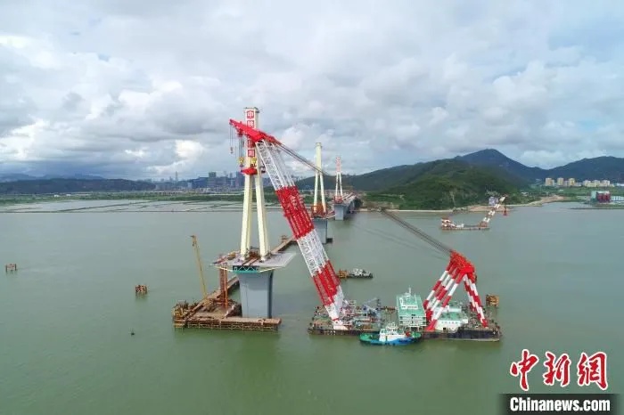 珠海金海特大桥第三座钢塔吊装完成 孟庆虎 摄