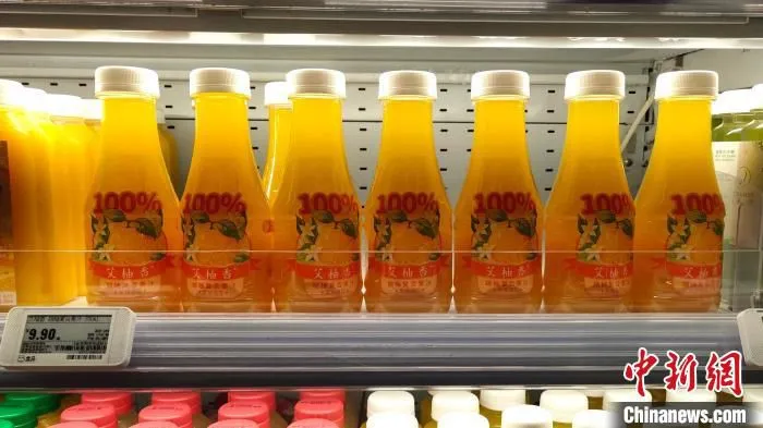 常山胡柚果汁饮料在上海商超上架。　李仕杰 摄