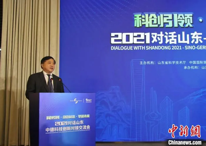 山东省科技厅党组书记、厅长唐波主持会议。　赵晓 摄