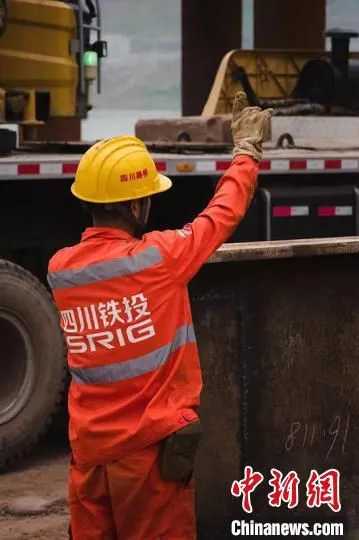 施工人员正在紧张作业。　李皖皓 摄