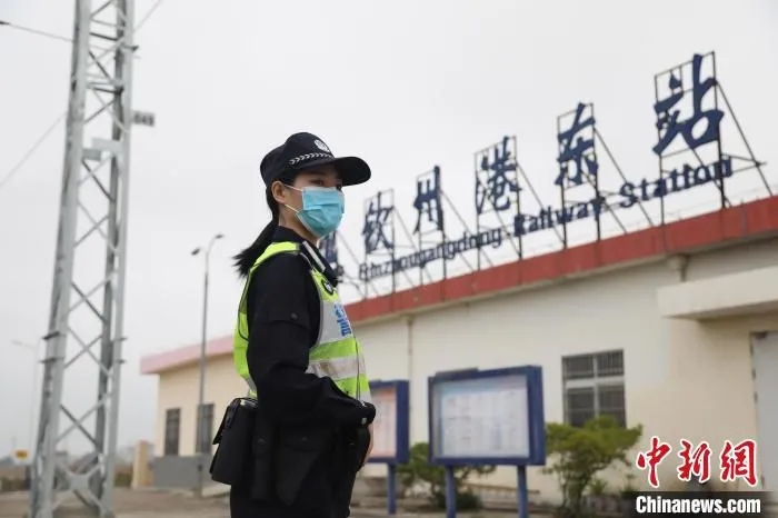图为梁冬雪在钦州港东站。　符振华 摄