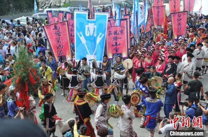 羌族传统民俗祭山会。 (资料图) 覃杨明 　摄