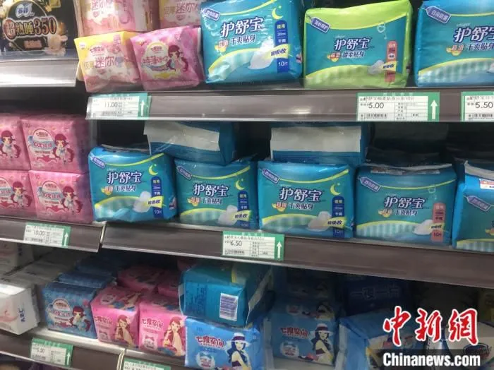 小区里小商店货架上，摆在最显眼位置上的卫生巾。 中新网 左宇坤 摄