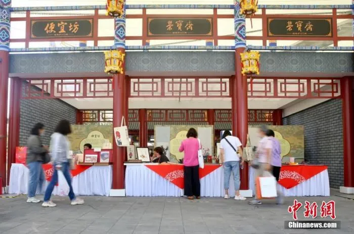 9月7日,北京,服贸会首钢园区老字号专区内,参会者选购北京老字号商品。当日是2021年中国国际服务贸易交易会的最后一天,也是本届服贸会第三个公众开放日,老字号专区吸引众多参会者。中新社记者 易海菲 摄 9月7日,北京,服贸会首钢园区老字号专区内,参会者选购北京老字号商品。当日是2021年中国国际服务贸易交易会的最后一天,也是本届服贸会第三个公众开放日,老字号专区吸引众多参会者。中新社记者 易海菲 摄