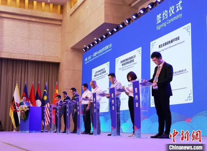 图为相关协议、合作项目签署现场。　沙见龙 摄