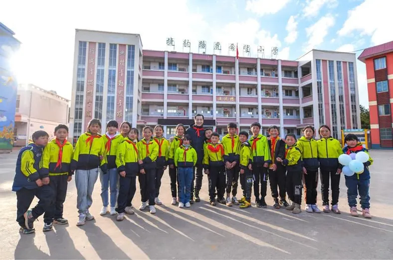 潘庆与希望小学的孩子们在一起