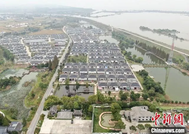 图为航拍扬州沿湖村。　泱波 摄