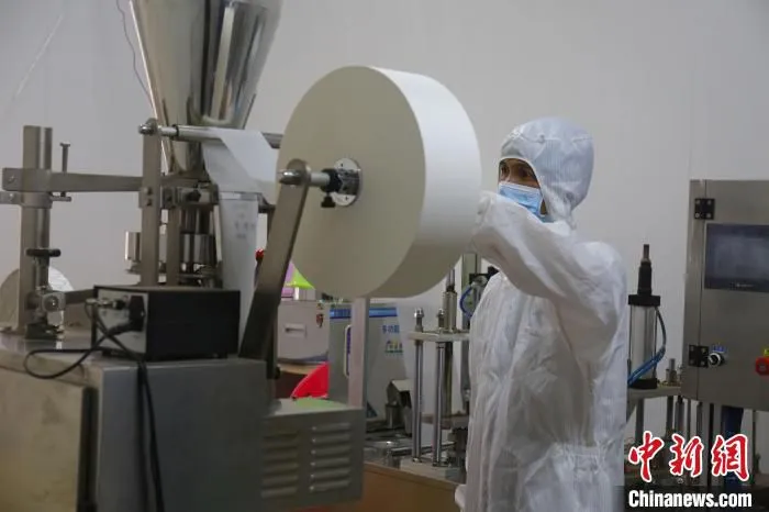 什坡村益智茶加工设备。　王晓斌 摄