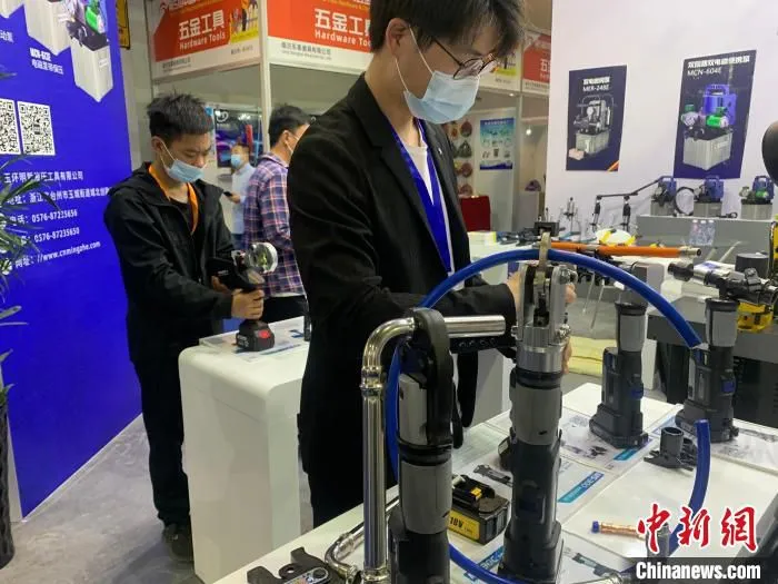 第5届中国义乌五金电器博览会现场。　黄慧 摄