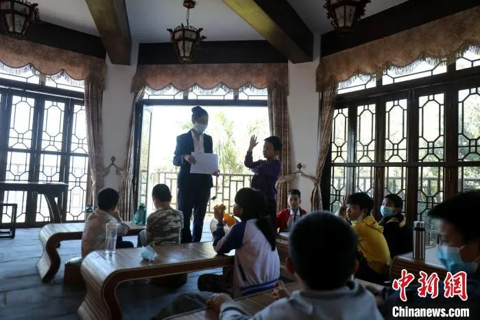 “寒假研学班”老师在教授兴趣课程。　王辅志 摄