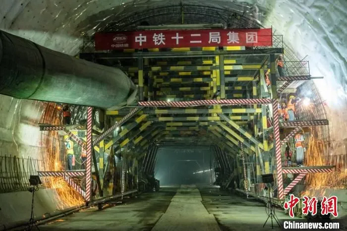成自宜高铁白云山隧道内工人正在进行二衬钢筋焊接作业。　刘忠俊 摄