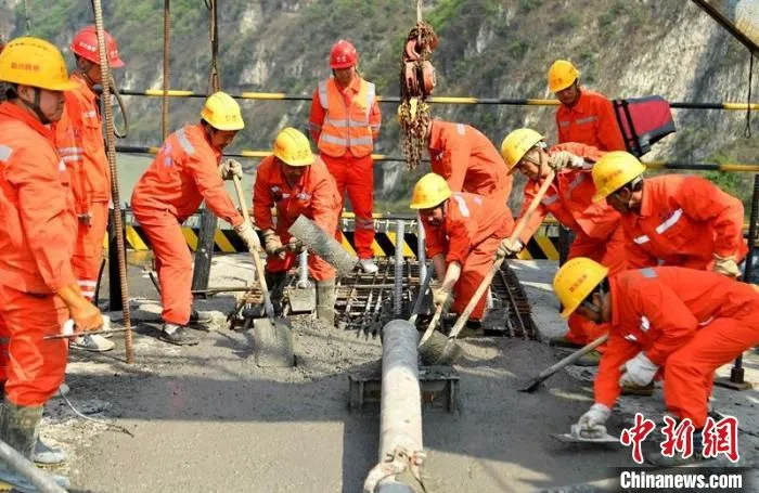 工人们正在进行峨边大渡河特大桥合龙最后一块水泥浇筑。　刘忠俊 摄