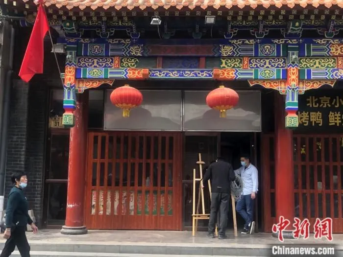 29日下午，有带着工具的工作人员进入到狗不理门店。 中新网 左宇坤 摄
