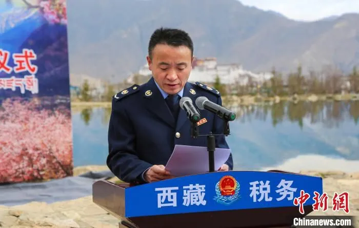 图为国家税务总局西藏自治区税务局党委委员、总经济师李建群讲话。　赵朗 摄