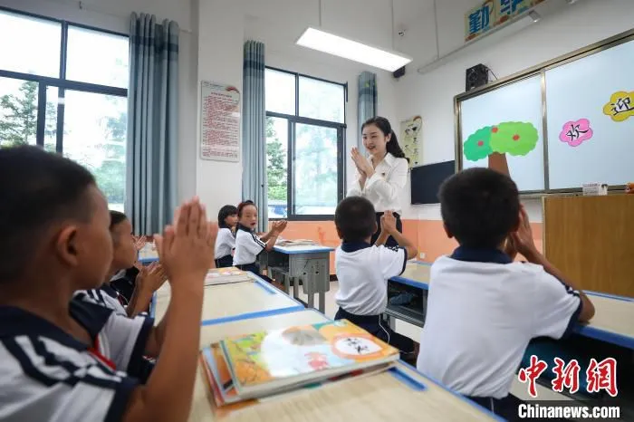 资料图：贵州从江县大歹小学的学生在教室上课。　瞿宏伦 摄