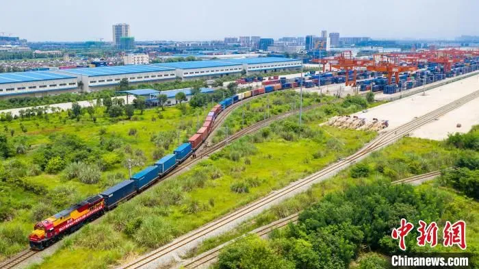 满载集装箱的中欧班列从成都国际铁路港驶出。　白桂斌 摄