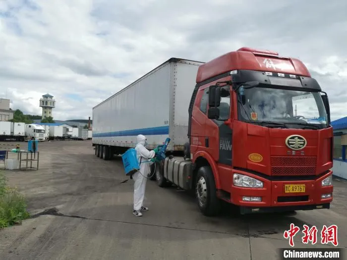 工作人员检查车辆通关手续。　中共东宁市委宣传部供图