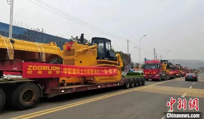 中联重科土方机械交付“一带一路”沿线国家。　中联重科 供图 摄
