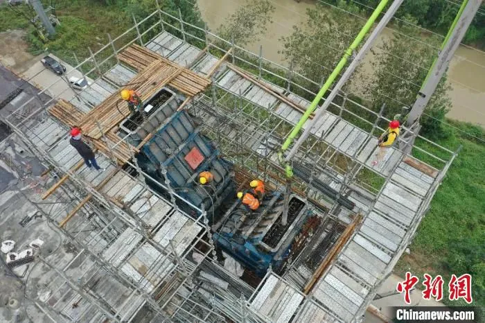 在引江济淮工程江淮沟通段玉兰大道桥主塔封顶施工现场，工作人员正在紧张而有序地施工。　韩翔 摄
