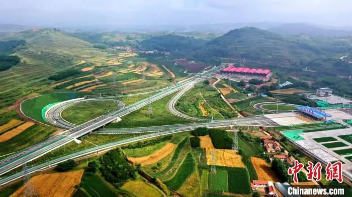 图为甘肃境内高速公路。(资料图) 张宾 摄