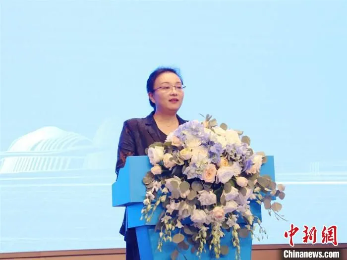图为广西商务厅党组成员、自贸办专职副主任谭秀洪作推介 李有姣 摄