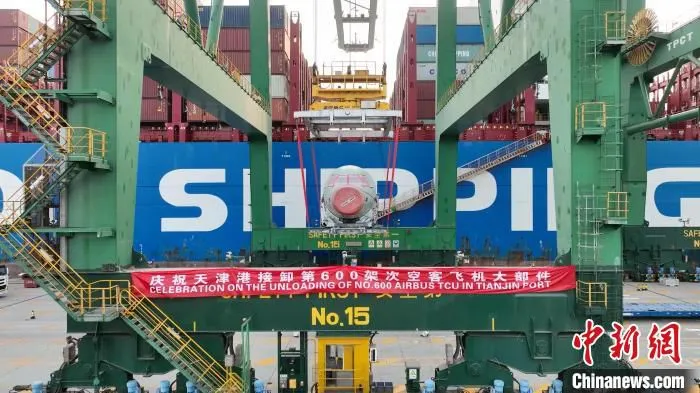 天津港将全国“零缺陷”接卸空客大部件的纪录提升至600架次的新高度。　天津港集团 摄