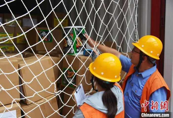 本趟班列搭载的生活物资货物总重约620吨，总价值约320万美元。　代建力 摄