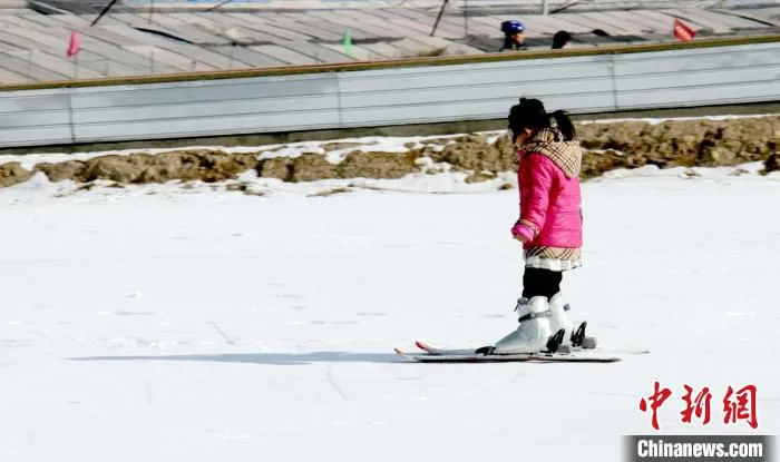 图为一名小女孩在西宁市北川冰雪世界滑雪。　魏雅琪 摄