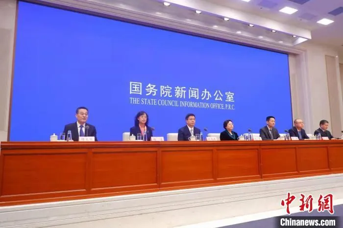 19日，国务院新闻办公室举行国务院政策例行吹风会，介绍营商环境创新试点有关工作情况。　谢雁冰 摄
