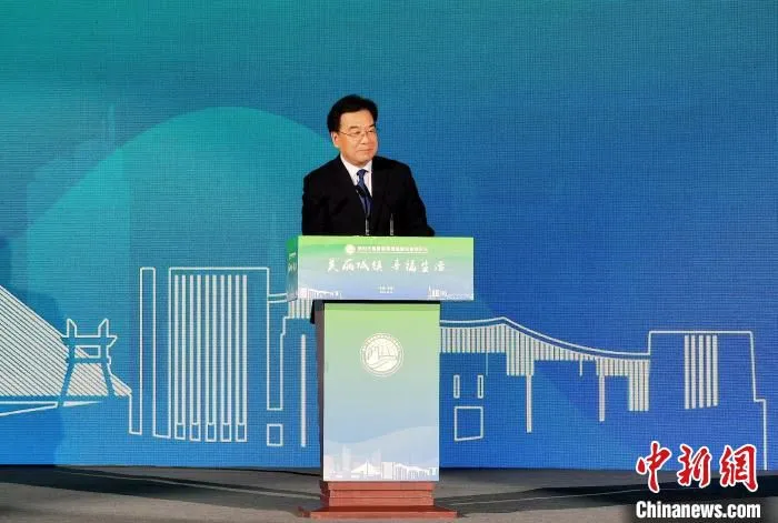 图为青海省委副书记、省长信长星作主旨演讲。　祁增蓓 摄