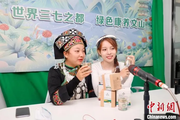 图为直播推介三七产品。　李嘉娴 摄