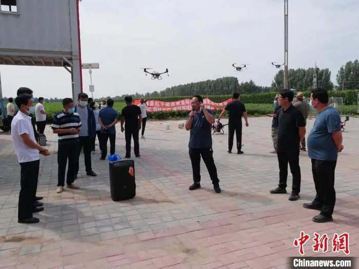 图为赵瑞凡讲解辣椒田间管理技术。　胡建华 摄