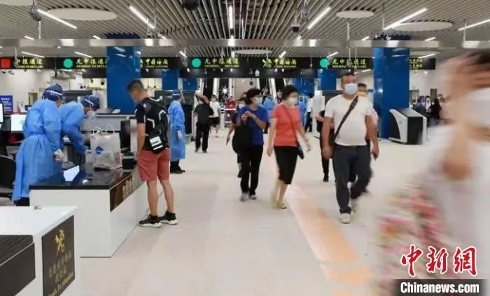 图为青茂口岸旅客通关现场。　俞波 摄