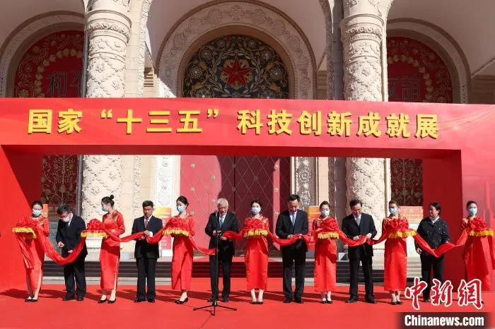 图为开幕式上的剪彩仪式。　蒋启明 摄