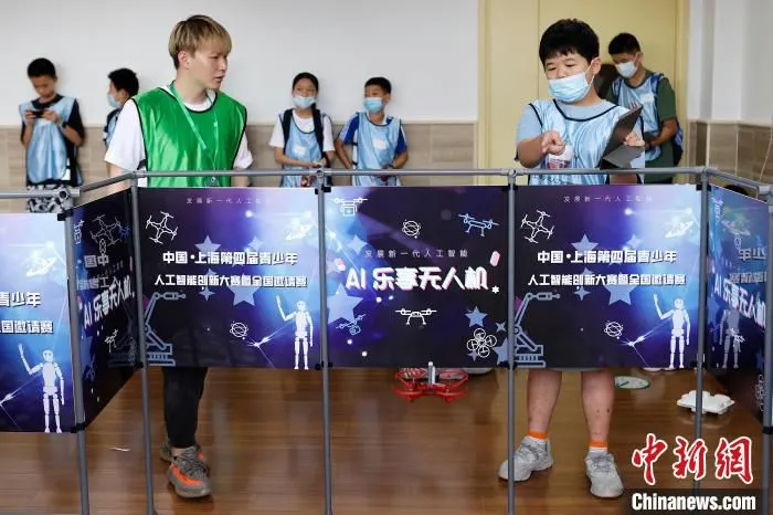 青少年选手正在进行比赛。　殷立勤 摄