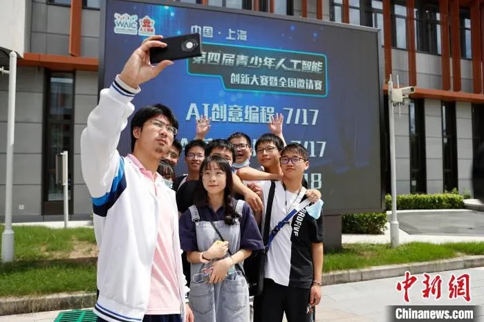 青少年选手在比赛后合影留念。　殷立勤 摄