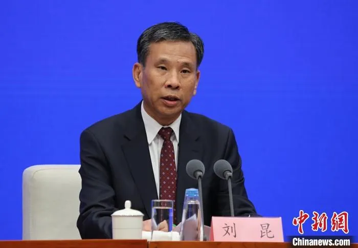 7月30日，中国国务院新闻办公室在北京举行新闻发布会，介绍财政支持全面建成小康社会有关情况。财政部部长刘昆出席发布会。 中新社记者 杨可佳 摄