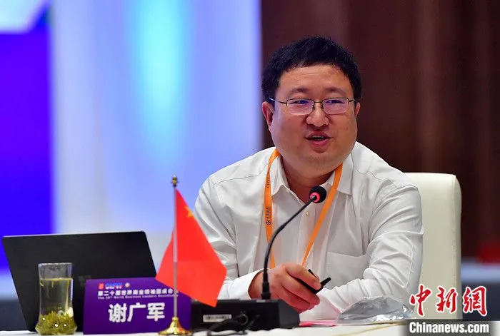 图为谢广军在会议上作主题演讲。 中新社记者 张斌 摄 图为谢广军在会议上作主题演讲。 中新社记者 张斌 摄
