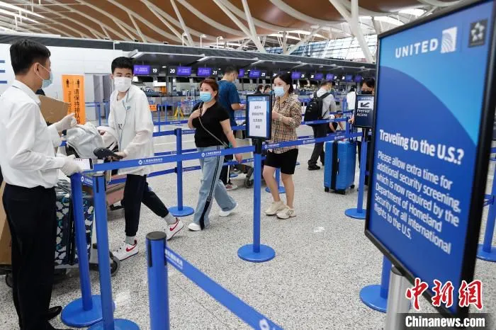 旅客有序排队等待办理登机手续。　殷立勤 摄