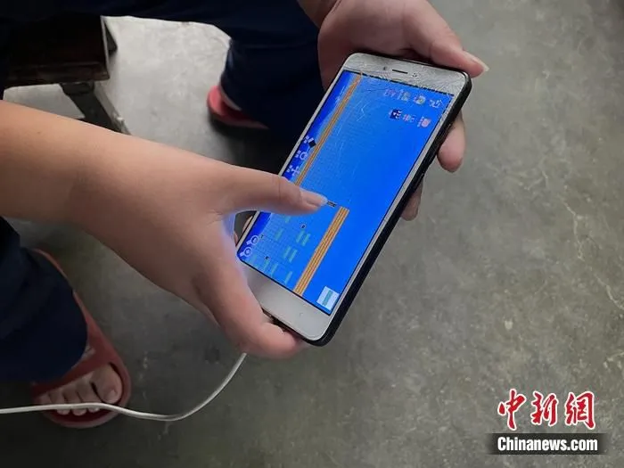 一些孩子们在“十一”假期玩游戏。中新网记者 吴涛 摄 一些孩子们在“十一”假期玩游戏。中新网记者 吴涛 摄