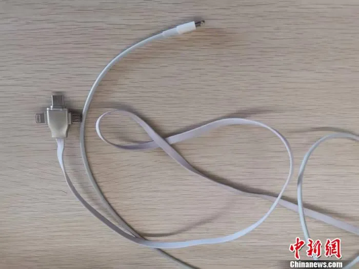 图为充电数据线。 中新网记者 谢艺观 摄