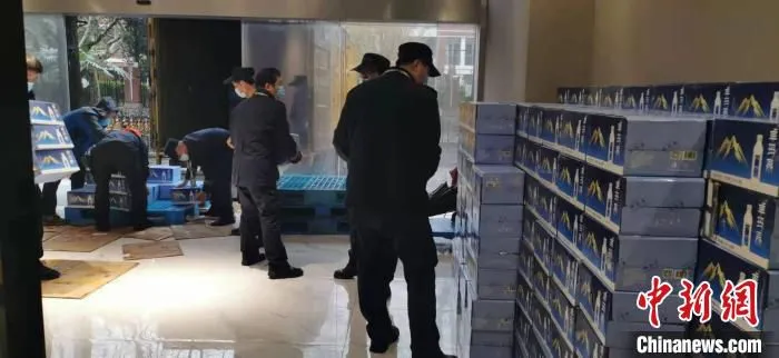 上海石油捐赠的首批1170饼干、饮用水等食品等已送到高校。　陈静 摄