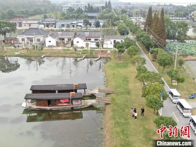 图为扬州沿湖村。　泱波 摄