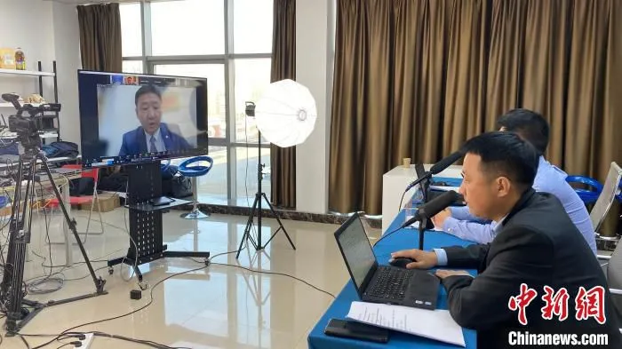 图为培训班开班仪式现场，双方通过视频交流。　姚胜 摄