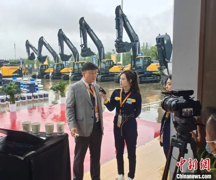 现代重工(中国)投资有限公司总裁金相雄(左)接受媒体采访。　唐小晴 摄