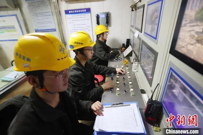 工作人员精细谨慎地控制系统，紧密有序地衔接各道工序，确保隧道施工万无一失。　泱波 摄